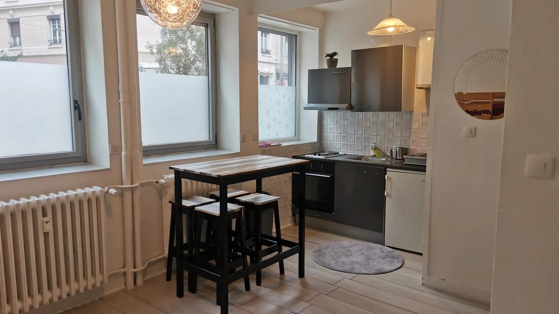 Studio Cours Emile Zola Metro Republique فيليوربان 0*,  فرنسا